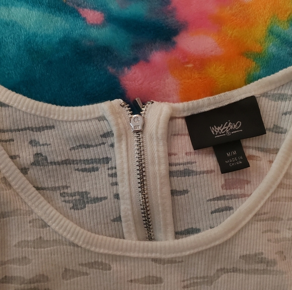 Great white tank by Mossimo. It's a few steps above that little white tank! - Picture 4 of 6